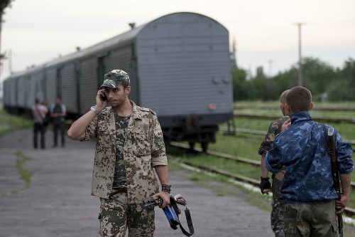 Vlak s telami obetí leteckého nešťastia je na ceste do Charkova