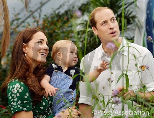 Palác zverejnil nádherné zábery kráľovskej rodinky pri príležitosti prvých narodenín malého Georgea.