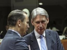 Britský minister zahraničných vecí Philip Hammond (vpravo) a poľský minister zahraničných vecí Radoslaw Sikorski.