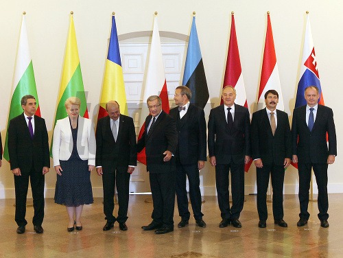 Prezidenti (zľava doprava): Miloš Zeman (Česká republika), Rosen Plevneliev (Bulharsko), Dalia Grybauskaite (Litva), Traian Basescu (Rumunsko), Bronislaw Komorowski (Poľsko), Toomas Hendrik (Estónsko), Andris Berzins (Lotyšsko), Janos Ader (Maďarsko) and 