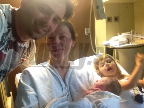 Do rodinky Lucie Lužinskej a Borisa Čellára pribudlo ďalšie dievčatko. Šťastná rodinka sa zvečnila priamo na nemocničnom lôžku.