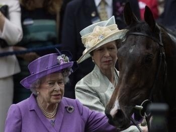 Britská kráľovná Alžbeta II. a kôň Estimate 