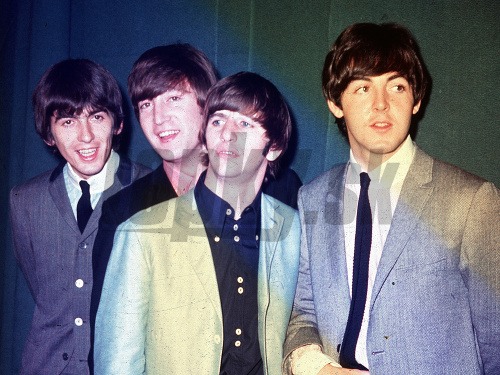 George Harrison (vľavo) a Beatles