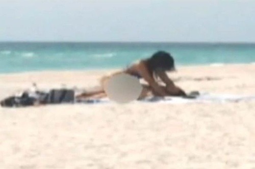 Sex na preplnenej floridskej pláži uprostred bieleho dňa