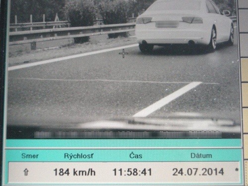 Podnapitý vodič sa rútil bez dokladov po diaľnici rýchlosťou 184 km/h