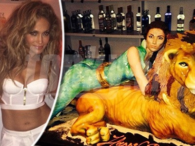 Jennifer Lopez prekročila prah 45. roku života v neuveriteľnej forme. Na párty sa dočkala nevkusnej torty.