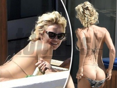 Pamela Anderson oprášila romantiku aj sexi krivky v bikinách na dovolenke s Rickom Salomonom.