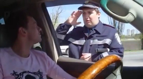 Ukrajinský policajt si hravo poradil s drzým Rusom