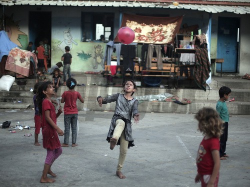 Palestínske deti sa hrajú v škole OSN, kde našli dočasné útočisko pred izraelskými náletmi na pásmo Gazy.