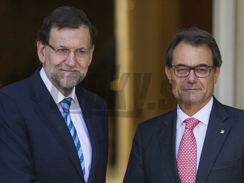 Španielsky premiér Mariano Rajoy (vľavo) a predseda katalánskej vlády Artur Mas (vpravo) 
