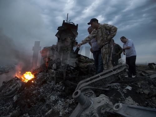 Trosky zostreleného lietadla na Ukrajine