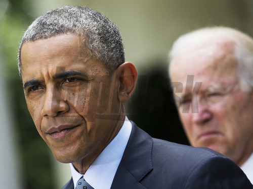 Barack Obama, prezident Spojených štátov amerických, a viceprezident Joe Biden v pozadí