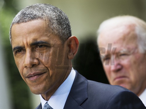 Barack Obama, prezident Spojených štátov amerických, a viceprezident Joe Biden v pozadí