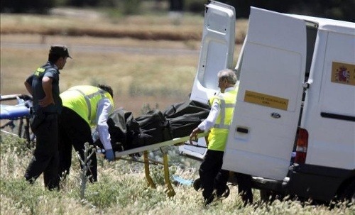 Najmenej päť mŕtvych si vyžiadala nehoda malého lietadla, ktoré spadlo na rodinný dom.