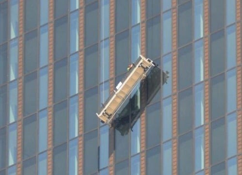 Uvoľnená plošina vydesila čističov okien na mrakodrape.