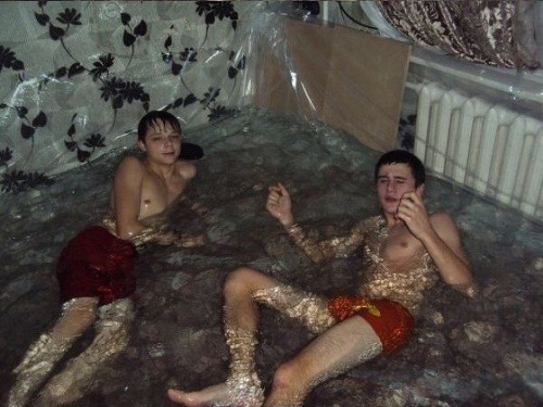 Mladíci si urobili v byte bazén