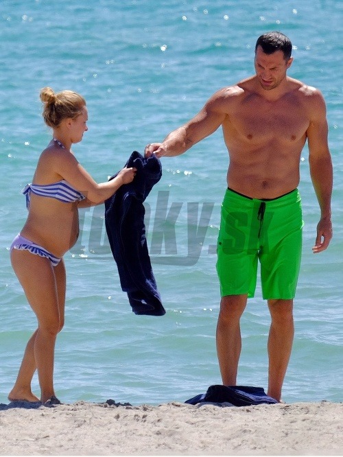 Tehotná Hayden Panettiere si v bikinách užívala pláž so statným snúbencom Vladimírom Kličkom.