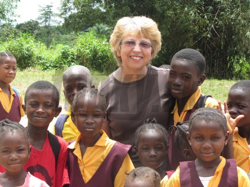 Nancy Writebol, žena, ktorá sa vyliečila, s deťmi v Libérii.
