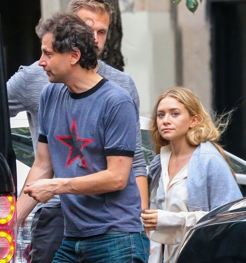 Ashley Olsen opúšťa svoj newyorský apartmán s takmer o 20 rokov starším milencom Bennettom Millerom.