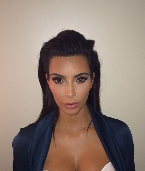 Kim Kardashian na fotke do nového cestovného pasu.