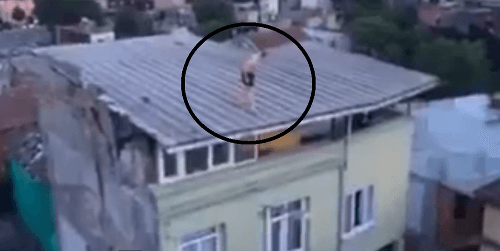Muž sa chystá skočiť zo strechy
