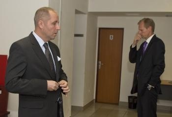 Obžalovaný bývalý poradca expremiérky Ivety Radičovej Martin N. (vľavo) a obžalovaný bývalý veľvyslanec Igor L.