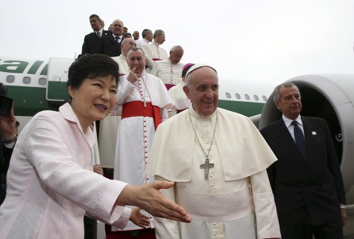 Pápež pricestoval na historickú návštevu