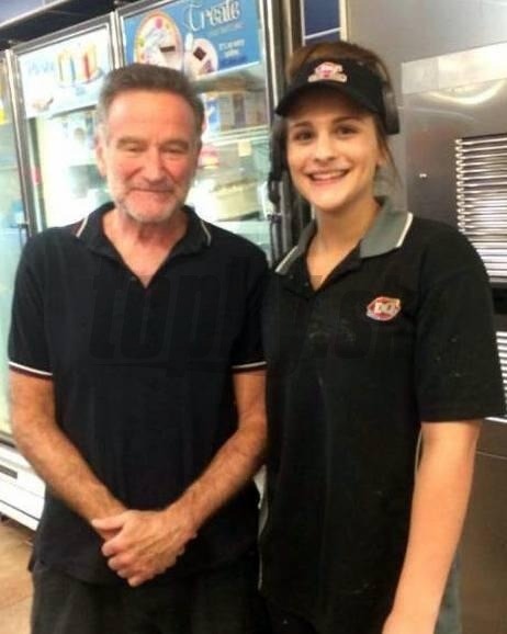 Posledný záber, ktorý zachytáva utrápeného a schudnutého Robina Williamsa s 15-ročnou fanúšičkou Abby Albers.