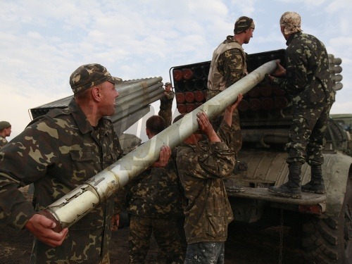 Ukrajinskí vojaci sa pripravujú na boj so separatistami v Luhansku