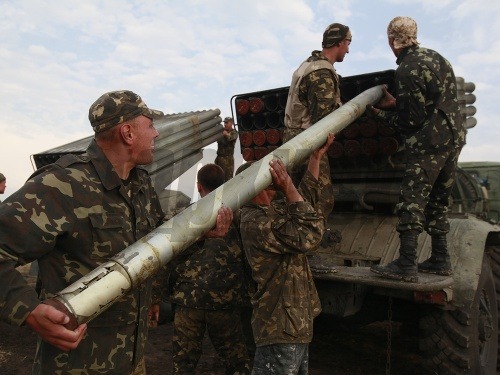 Ukrajinskí vojaci sa pripravujú na boj so separatistami v Luhansku