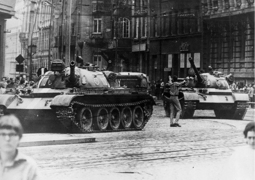 21. august 1968: Muž sa usiluje zastaviť tanky v Bratislave