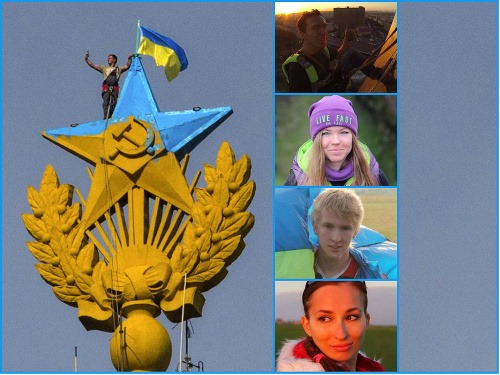 Ukrajinskú vlajku nad Moskvu pripevnili títo mladí ľudia.