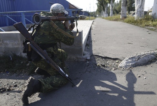 Proruskí separatisti ostreľujú ukrajinské mesto Doneck.