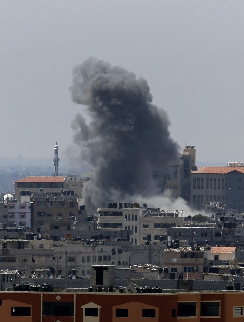Izraelské nálety na Gazu zanechali niektoré časti mesta v ruinách.