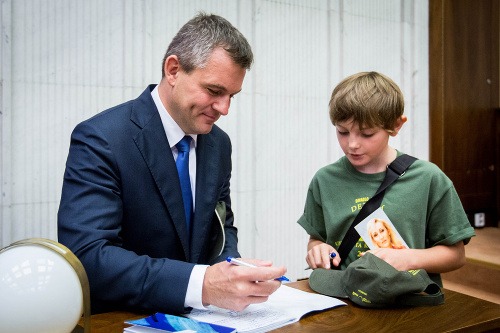 Minister školstva SR Peter Pellegrini počas simulovanej Hodiny otázok Detskej Univerzity Komenského