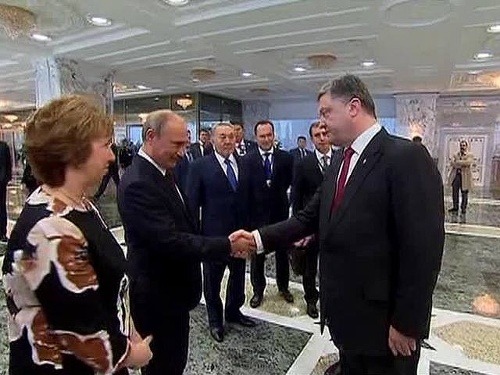 Vladimir Putin si podáva ruky s Petrom Porošenkom