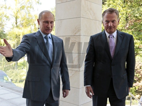 Vladimir Putin (vľavo) s fínskym prezidentom Saulim Niinistöm
