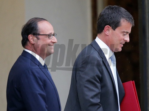 Francúzsky prezident Francois Hollande a premiér Manuel Vallas (vpravo)