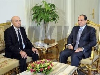 Predseda líbyjského parlamentu Ageila Saleh Eissa (vľavo) sa rozpráva s egyptským prezidentom Abdalom Fattáhom Sísím počas ich stretnutia v prezidentskom paláci v Káhire