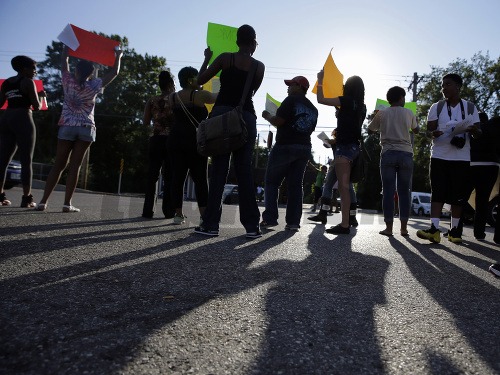 Protesty v americkom Fergusone sa po pohrebe obnovili