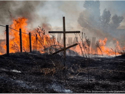 Ostreľovanie Novozamska, zapálili cintorín v západnej časti mesta v blízkosti diaľnice Mariupol