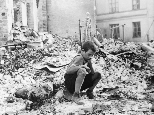 Chlapec, ktorý prežil bombardovanie Varšavy