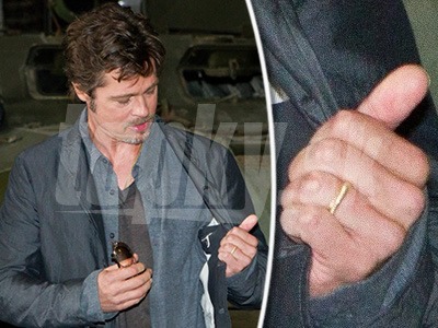 Brad Pitt sa krátko po svadbe s Angelinou Jolie pochválil svadobnou obrúčkou.