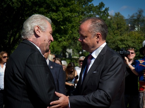 Zľava: Prezidenta ČR Miloša Zemana víta prezident SR Andrej Kiska počas osláv 70. výročia SNP.