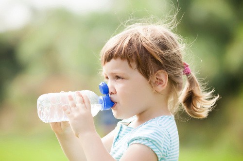 Čistá voda je pre deti ideálnym nápojom