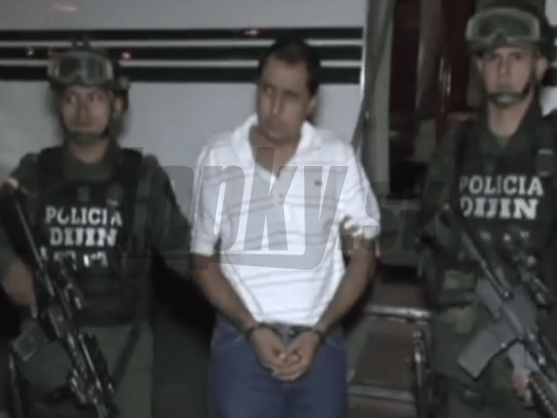 Obvinený Armando Albert Pérez v rukách polície