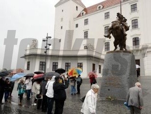 Na snímke zhromaždenie pod sochou kráľa Svätopluka na nádvorí Bratislavského hradu pri príležitosti výročia prijatia Ústavy SR v Bratislave 1. septembra 2014. 