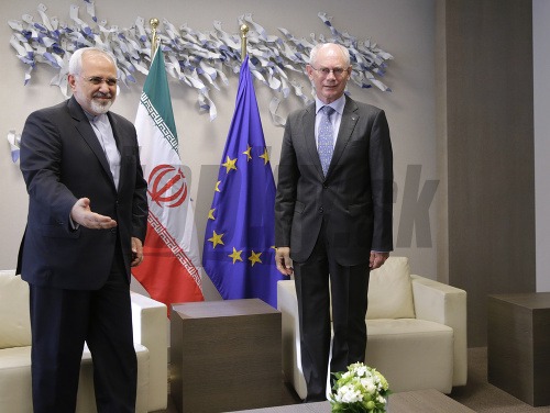 Herman Van Rompuy, v strede, a Catherine Ashton, vpravo, vítajú iránskeho ministra zahraničných vecí Mohammada Džaváda Zarífa  počas stretnutia v Bruseli.