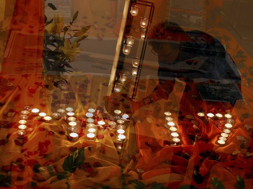 Nielen smútiace rodiny zapaľujú sviečky v kostoloch po celom svete.