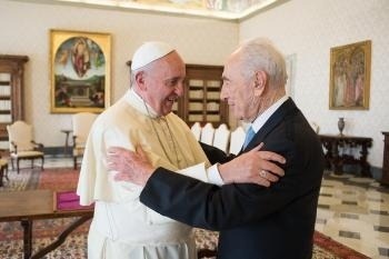 Pápež František a bývalý izraelský prezident Šimon Peres